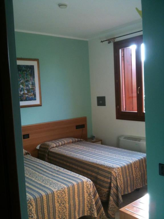 فيرّارا Hotel Le Corti Pitstop الغرفة الصورة